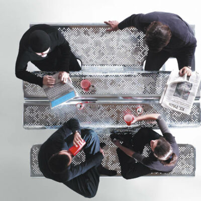 Dubbel zoveel design met twee parkbanken als picknickset. Ontwerp door Alfredo Häberli.