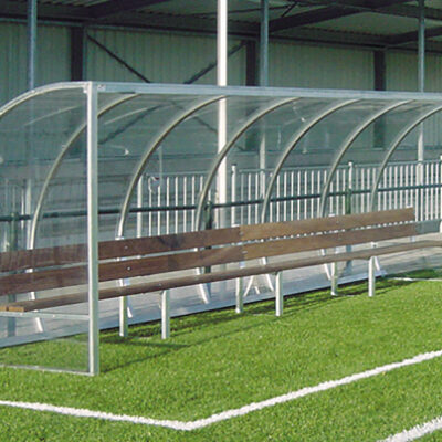 Dug-outs DO160. Op de afbeelding ziet u de 6 meter uitvoering van deze extra diepe en zeer fraaie dug-out. Zitting en leuning FSC-hardhout.