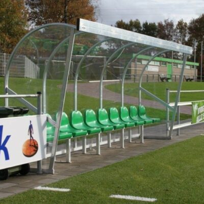 Dug outs uit de DO190-serie. Een sieraad voor uw sportvereniging. Volledig gelaste aluminium dug out. Hier afgebeeld dugout met kunststof kuipzitjes. Leverbaar in lengtes van 3 t/m 6 meter.