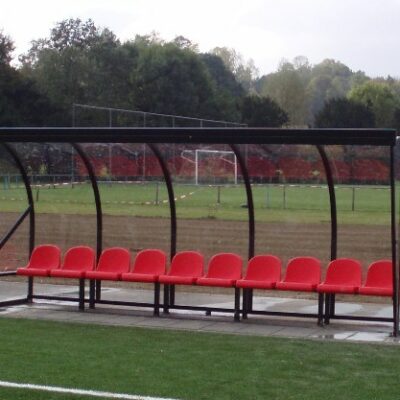 Dugouts model DO195 kunnen desgewenst in iedere ral kleur gepoedercoat worden. Ideale dug out voor hoofdvelden.