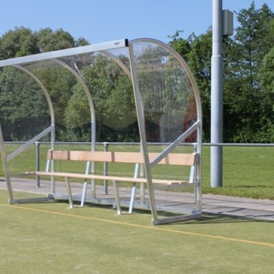 Aluminium dug out DO170. Afgebeedl in de 4 meter uitvoering. Topkwaliteit dug outs voor een zeer concurrerende prijs.