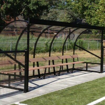 Dug out model DO180. Volledig gelaste aluminium dug-outs, ook leverbaar met kuipzitjes in uw clubkleuren.