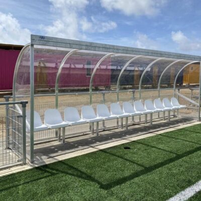 Dugout model DO170 met en lengte van 6 meter, voorzien van 12 dug-outzitjes