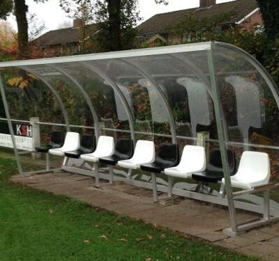 Dugout model DO150 in de 5 meter uitvoering. Voor de meeste dugouts geldt: 2 zit-plekken meter lengte.