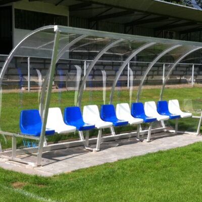 Standaard worden onze dugouts afgewerkt met 3 mm slagvast polycarbonaat, u kunt echter ook voor polycarbonaat van 4, 5 of zelfs 6 mm. dik kiezen.