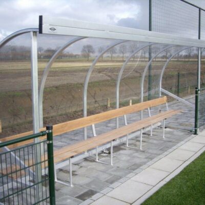 Dugouts model DO170. Deze staan al jarenlang bekend om hun robuustheid. Een aluminium dug out met een uitstekende prijs- kwaliteitsverhouding. Afgebeeld de 4 meter uitvoering van deze dug out met FSC houten zitplanken.
