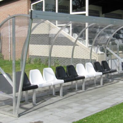 Dugout DO195, leverbaar in lengtes t/m 7 meter. Op de afbeelding is deze extra diepe dug-out uitgevoerd met kuipstoeltjes in clubkleuren. Lengte dug out 5 meter.