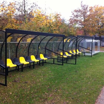 Onze DO180 dug-outs. Lengte 5 meter, uitgevoerd in een diep-zwarte coating met kuipstoeltjes. Absoluut top dugouts