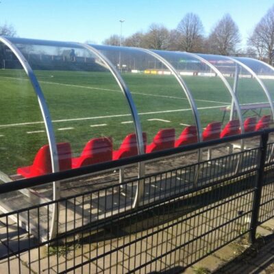 Dug-outs model DO160. Extra diep, dus extra comfort voor uw coach en reservespelers.