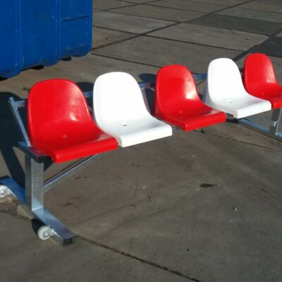 De reservebank in de 2.5 meter uitvoering. Uitgevoerd met wielen voor een eenvoudige verplaatsing. Reservebank Manchester, leverbaar tot 8 zitplaatsen.