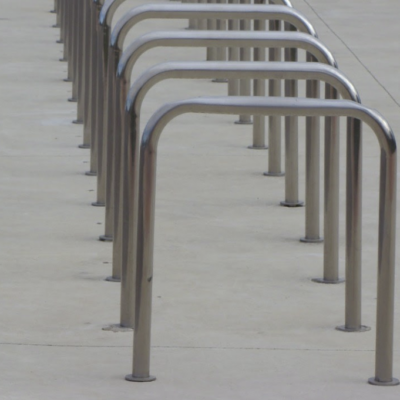 De voordelige en duurzame fietsenrekken voor de openbare ruimtes. Aanleunbeugels - fietsnietjes.