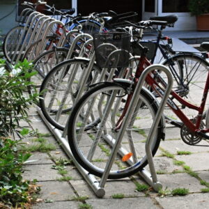 Fietsenrek model Loop, bijzonder fraai vormgegeven en door de liggers glijdt uw fiets niet naar voren of achteren en staat deze zeer stabiel (en kan niet vallen natuurlijk). Afgebeeld de luxe rvs-uitvoering.