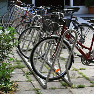 Fietsenrek model Loop, bijzonder fraai vormgegeven en door de liggers glijdt uw fiets niet naar voren of achteren en staat deze zeer stabiel (en kan niet vallen natuurlijk). Afgebeeld de luxe rvs-uitvoering.