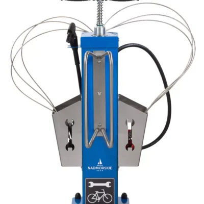 Fiets servicestation model PRS-sV20, ideaal op uw terrein. Fietspomp met adapters voor ieder ventiel en een gereedschap- set voor kleine reparaties. IN diverse ral kleuren leverbaar met uw persoonlijke reclame-uiting.