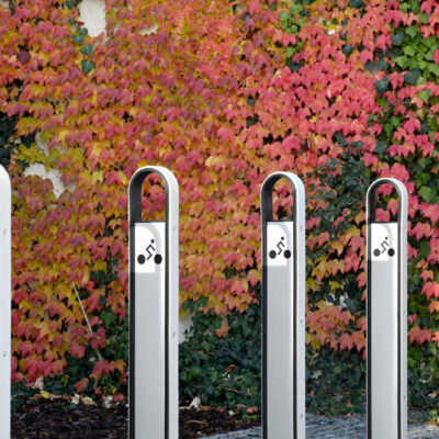 Fraaie fietsaanleunbeugel Venice van gelast staal met een rubberen strip ter bescherming tegen beschadigingen.
