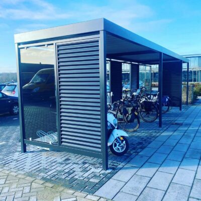 De fietsoverkapping Manheim is zeer geschikt voor bedrijven, instellingen en particulieren die op zoek zijn naar een stijlvolle en betrouwbare fietsenstalling