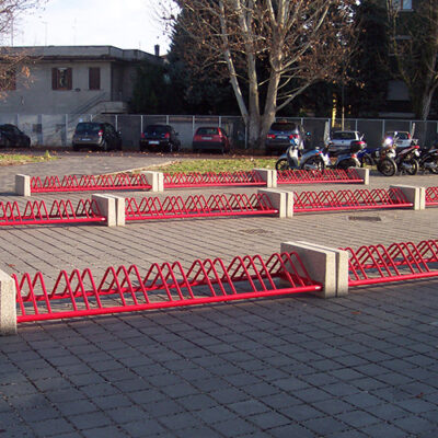 Fietsenrek Alfa. Ideale fietsenrekken voor de openbare en semi-openbare ruimte. Door de betonvoeten geen verankering nodig.