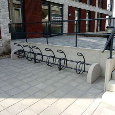 Fraai design, vrijstaand te plaatsen. Fietsenrek model Strike.