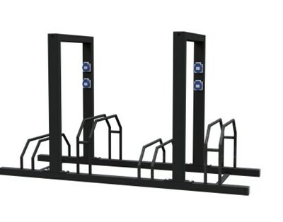 Verkrijgbaar in twee uitvoeringen, met ruimte voor 2 of 4 fietsen, en uitgerust met 230V e-bike oplaadpunten, biedt dit fietsenrek de perfecte oplossing voor elektrische fietsparkeervoorzieningen.