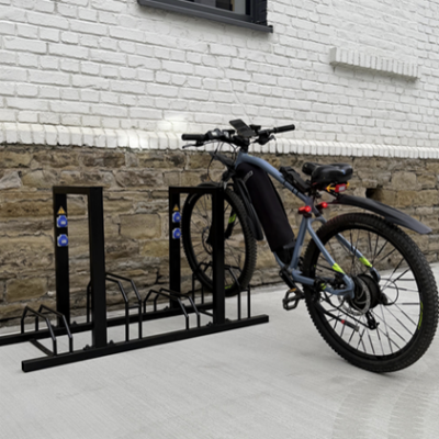 Dit robuuste fietsenrek met aanleunbeugel is speciaal ontworpen voor elektrische fietsen en biedt ruimte voor 2 of 4 fietsplekken, inclusief geïntegreerde 230V e-bike laadpunten voor extra gebruiksgemak.