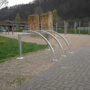 Hier afgebeeld fietsenrek model Lure met 3 fietsplekken. Hier in de 90 graden stand gemonteerd.