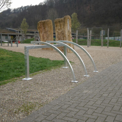 Hier afgebeeld fietsenrek model Lure met 3 fietsplekken. Hier in de 90 graden stand gemonteerd.