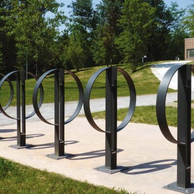 Dit model is leverbaar met een voetplaat of in een inbetonneerbare versie, waardoor het veelzijdig inzetbaar is. Het VIP fietsenrek is gemaakt van duurzaam verzinkt platstaal, afgewerkt met een coating in een RAL-kleur naar keuze.