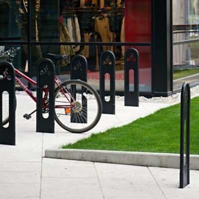 Fiets-aanleunbeugel Santo. Het fietsenrek Santo biedt niet alleen een veilige parkeerplek voor fietsen, maar verhoogt ook de uitstraling van uw omgeving dankzij het minimalistische design.