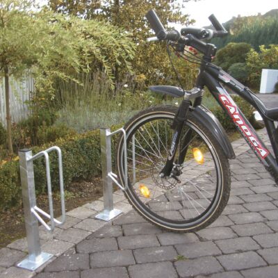 Fietsenrekken Trapezium. Afgebeeld de uitvoering met voetplaat. Het duurzame en voordelige fietsenrek voor bedrijf en particulier.