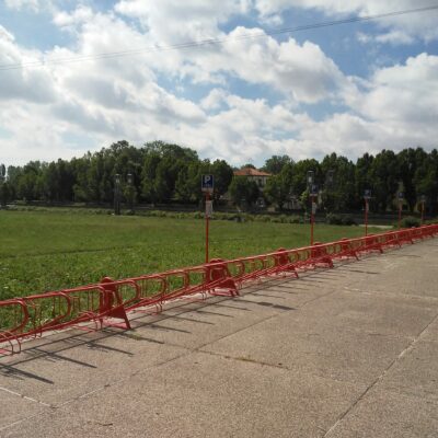 Fietsenrekken model Recearo gecoat ral 3000. Met het fietsenrek model Recearo kiest u voor een duurzame, veilige en stijlvolle oplossing voor fietsparkeren. Diverse fraaie ral kleuren leverbaar.