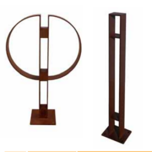 Zeer moderne fietsenrekken c.q. aanleunbeugels. Links model VIP en rechts model Brasil.