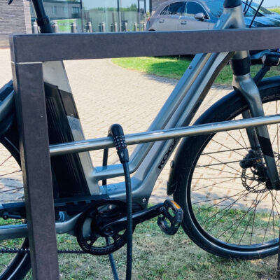 Fietsnietje - aanleunbeugel van massief regeneraat, goed voor uw fiets, goed voor het milieu. De ultieme duurzaamheid. Hier afgebeeld met de rvs tussenbuis