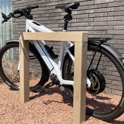 De sand-beige uitvoering van dit fraaie fietsnietje van massief regeneraat. DE rechthoekige uitvoering van deze aanleunbeugel zonder de tussenbuis.