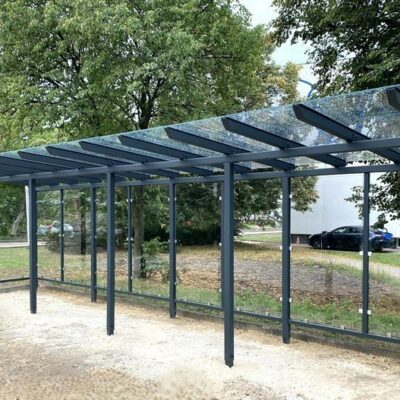 De City fietsoverkapping biedt niet alleen bescherming tegen weersinvloeden, maar voegt ook een stijlvolle en moderne uitstraling toe aan elke buitenruimte.