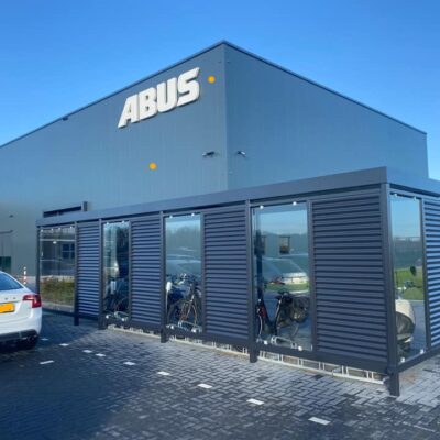 Fietsoverkapping Manheim, als het ook gewoon mooi mag zijn. Deze is afgewerkt met golfplaat en gehard veiligheidsglas om en om. Deze leveren we nu indien de ondergrond niet geheel vlak is met verstelbare staanders, zodat uw overkapping perfect staat.