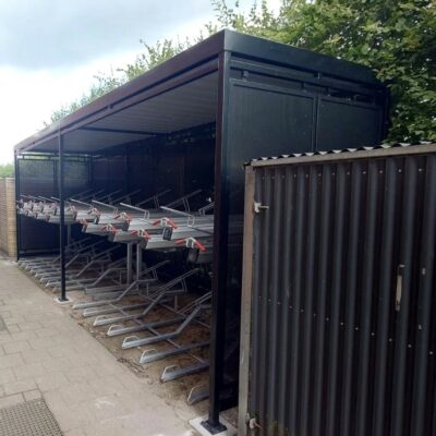 Onze fietsoverkapping model Hagen in een extra hoge uitvoering voorzien van tweelaags fietsenrekken