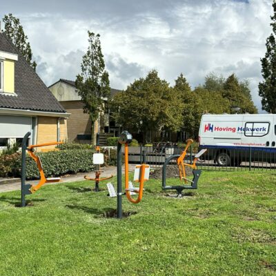 Onze oFM- buitenfitnesslijn bestaat uit een zeer gevarieerd aantal toestellen. Zie op deze afbeelding: Buiten Fitnesstoestellen - Leg Press / Pull Down / Chest Press / Rider