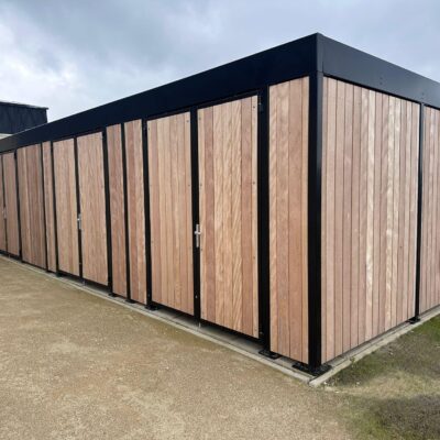 Deze fietsoverkapping is verkrijgbaar in verschillende afmetingen, zodat er altijd een passende oplossing is voor uw specifieke behoeften. Of het nu gaat om een enkele fiets of een hele collectie, wij bieden de ideale oplossing om ze veilig en beschermd te houden.