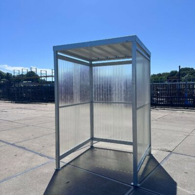 Een rookabri voor buiten kopen? De Perdok rookhokken combineren een strak en functioneel ontwerp met duurzame materialen, zodat u jarenlang geen omkijken heeft naar uw buitenrookruimte.