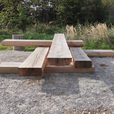 Picknicktafel ppgebouwd uit massief eiken balken. Leverbaar in een uitvoering voor zachte ondergrond en voor verharde ondergronden. En.... bij nadere kennismaking zul je echter merken dat achter het zogenaamde ‘chaotische’ juist een verfijnde en functionele oplossing schuilgaat.