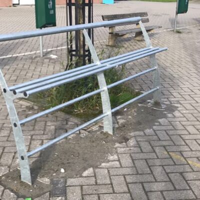 Bijzonder degelijke park- schoolpleinbanken. Heerlijk hangen.