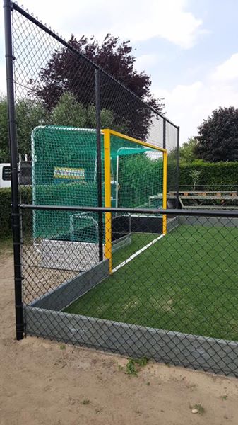 Slagplanken 6 Onze massief regeneraat hockeyveld - slaglanken toegepast in een hockeyveldje dat we geplaatst hebben bij een particilier