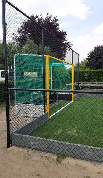 Onze massief regeneraat hockeyveld - slaglanken toegepast in een hockeyveldje dat we geplaatst hebben bij een particilier