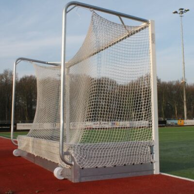 Onze geknoopte hockeydoelnetten, kleur wit, WK-model. Hier afgebeeld in onze topsegment hockeygoals.