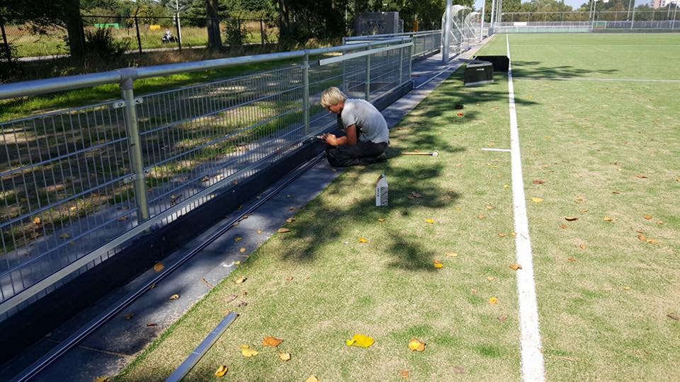 Slagplanken 7 Slagplanken voor hockey van massief regeneraat. Dik 5 cm en tevens zijn deze slagplanken voorzien van een pen-gat verbinding.