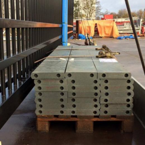 Kunststof slagplanken met een dikte van 5 cm en 28 cm. hoog, voorzien van pen-gat verbinding op een pallet. Beter is er niet!