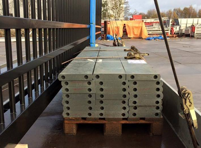 Kunststof slagplanken met een dikte van 5 cm en 28 cm. hoog, voorzien van pen-gat verbinding op een pallet. Beter is er niet!