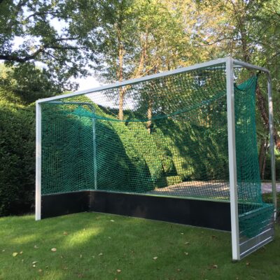 Hockeydoel WK-model. Deze staat bij een particulier, maar bijvoorbeeld ook de Litouwse Hockeybond heeft voor deze hockeydoelen gekozen.