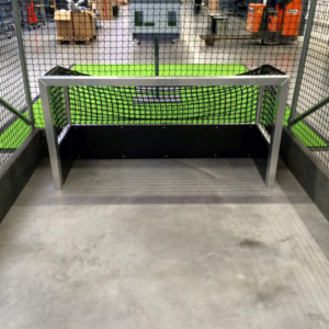 Hier onze 5 cm. dikke slagplanken van massief regeneraat, toegepast in een hockey-oefenkooi bij Decathlon Breda.