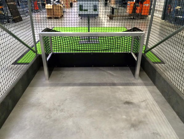 Hier onze 5 cm. dikke slagplanken van massief regeneraat, toegepast in een hockey-oefenkooi bij Decathlon Breda.